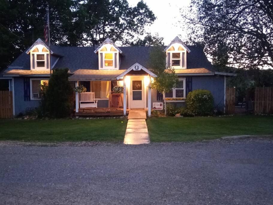 The Goulding Cottage And Farm - 4 Beds, 3 Baths Henrieville ภายนอก รูปภาพ